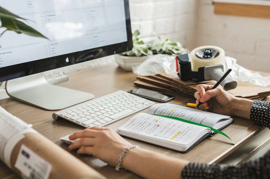 Agenda ouvert avec planning et notes, illustrant l’organisation et la structuration d’une démarche HQSE ou RSE en entreprise.